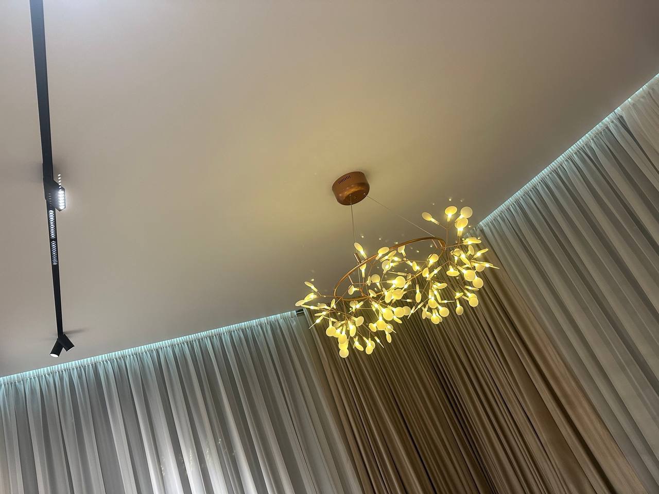 Натяжна стеля у спальні