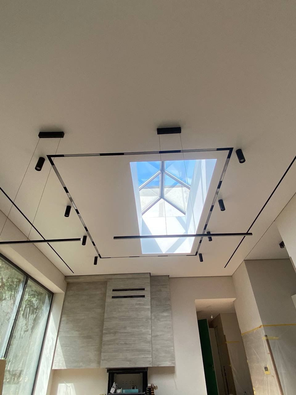 Натяжна стеля з сучасним освітленням